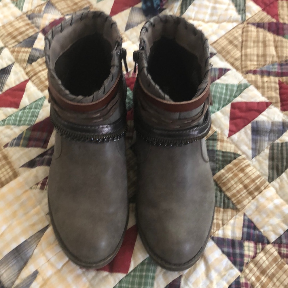 Preloved booties Maurices size  7-7.5